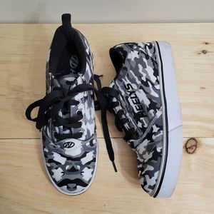 Heelys camo roller sneakers size 5 youth